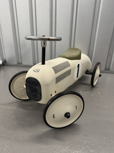 Vintage ride car race - on,